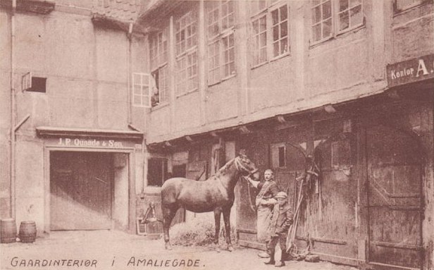 Amaliegade - Gårdinteriør i Amaliegade hos virksomheden J.P. Quaade & Søn - postkort fra 1920