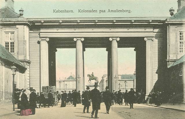Amaliegade ved kolonnaden på Amalienborg - postkort fra ca 1910