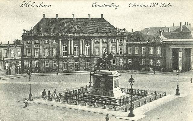 Amalienborg Slotsplads - 2 - ældre postkort