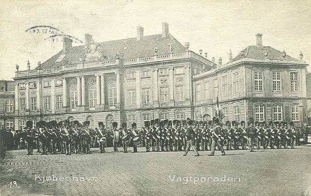 Amalienborg Slotsplads - 3 - ældre postkort