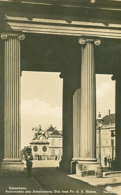 Amalienborg Slotsplads - 4 - ældre postkort