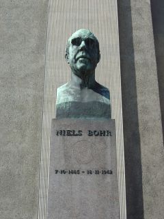 Bohr, Niels - buste på Frue Plads