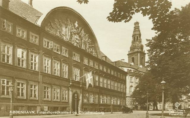 christiansborg-slotsplads-postkort-nr-192-med-den-roede-bygning-ca-1925