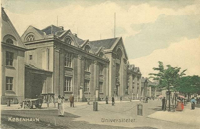 Frue Plads - postkort Frue Plads med universitetsbygningen samt Fiolstræde i baggrunden