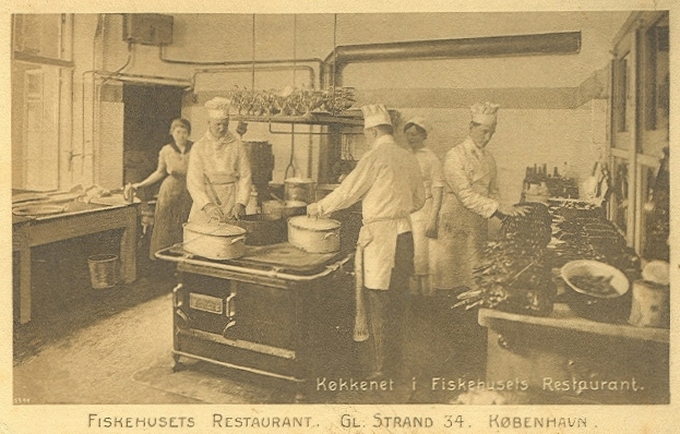 gammel-strand-postkort-koekkenet-i-krogs-ca-1920