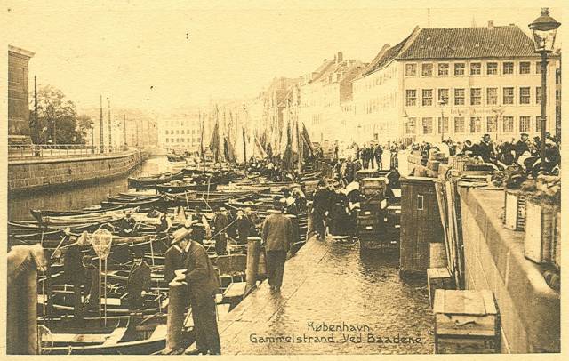 gammel-strand-postkort-nr-7784-gammel-strand-ved-baadene-afsendt-i-1918