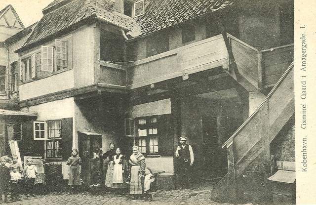 Gammel gård i Amagergade - postkort nr.523 af Fritz Benzen - postkort fra ca.1910