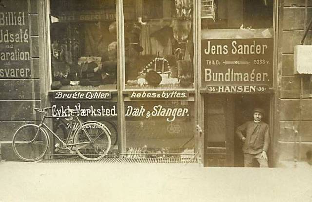 groennegade-postkort-med-jens-sanders-bundtmagerforretning-afsendt-i-1910