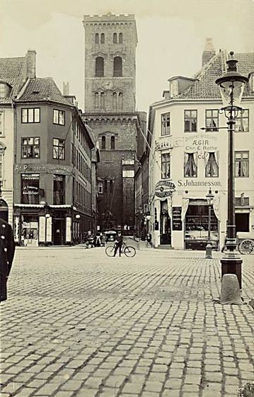 hoejbro-plads-postkort-med-lille-kirkestraede-i-baggrunden-ca-1912