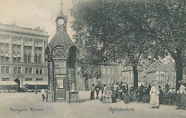 kongens-nytorv-postkort-med-gammel-aviskiosk-afsendt-i-1908