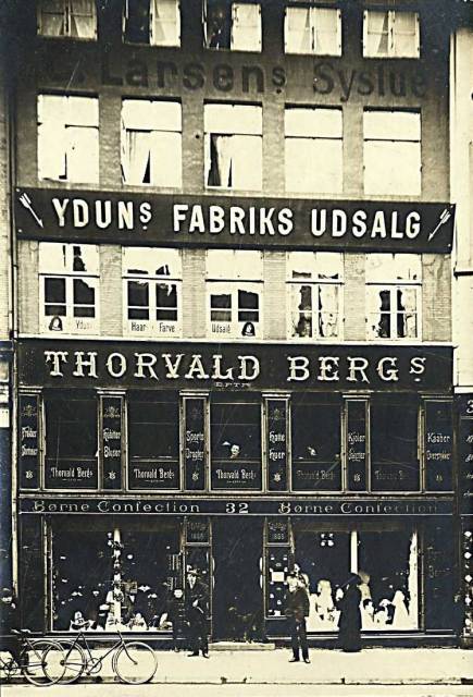 koebmagergade-thorvald-bergs-boerneconfection-postkort-fra-1911