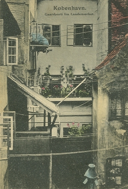 landemaerket-postkort-nr-629-med-gaardparti-ca-1910