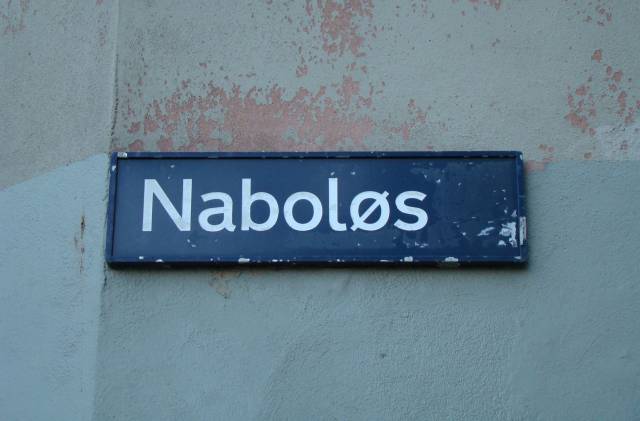 naboloes-gadeskilt-foto-fra-april-2010