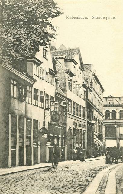 skindergade-med-koebmagergade-i-baggrunden-postkort-fra-1908