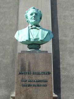Steenstrup, Japetus - buste på Frue Plads