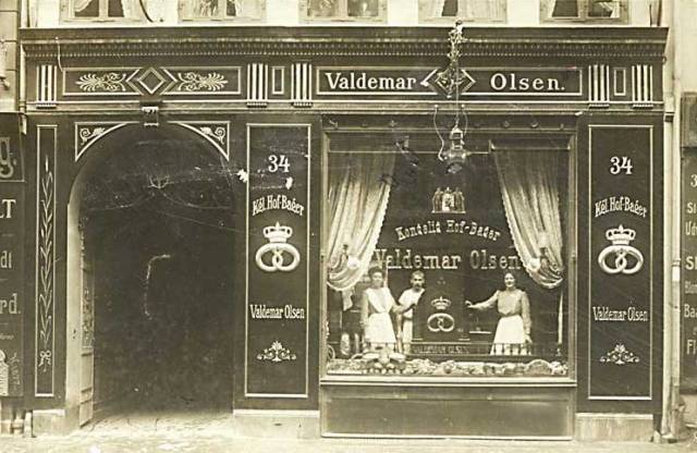 store-kongensgade-34-5-valdemar-olsens-bagerforretning-postkort-fra-1910