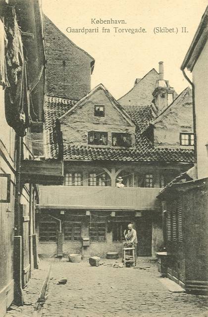 torvegade-gaardparti-fra-ejendommen-skibet-ii-postkort-fra-ca-1910