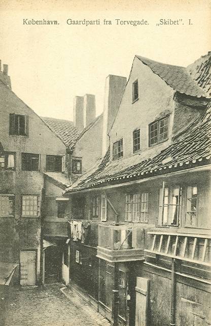 torvegade-gaardparti-fra-ejendommen-skibet-postkort-fra-ca-1910