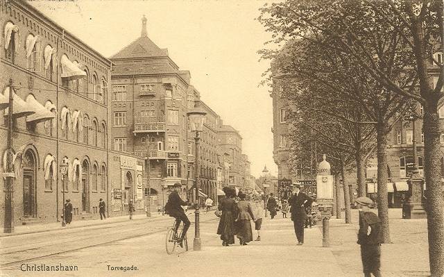 torvegade-set-fra-christianshavns-torv-postkort-fra-1912