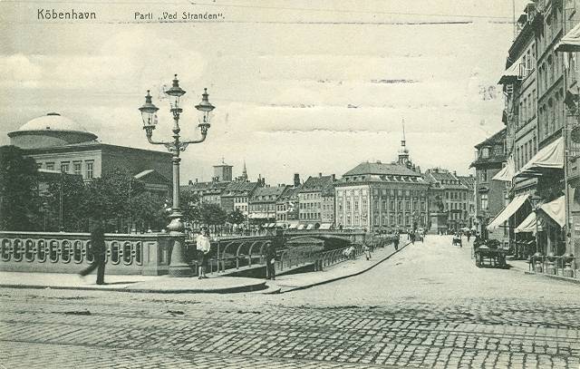 ved-stranden-postkort-med-ved-stranden-set-fra-holmens-kanal-mod-hoejbro-plads-afsendt-i-1912