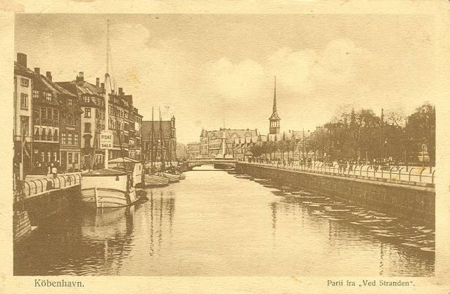 ved-stranden-postkort-med-ved-stranden-set-mod-holmens-kirke-afsendt-i-1917