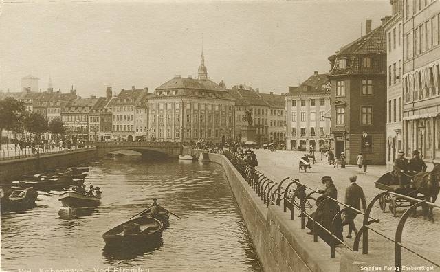 ved-stranden-postkort-med-ved-stranden-set-mod-hoejbro-plads-ca-1915