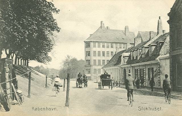 oester-voldgade-postkort-med-stokhuset-ca-1910